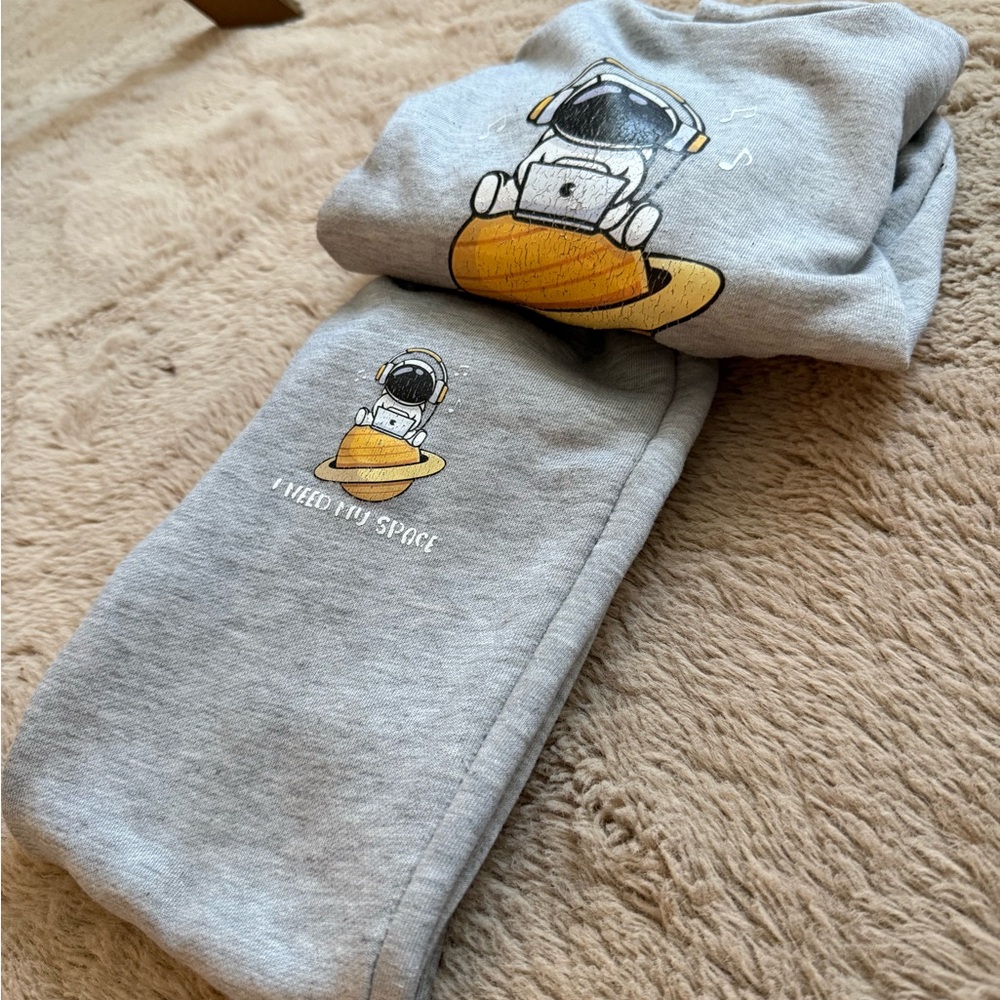 Kids Gray Space Astronaut sweatsuit Set with Yellow Planet Graphic